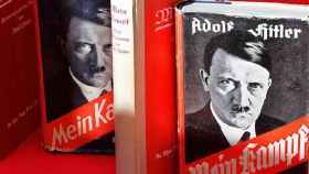 Ejemplares del 'Mein Kampf' de Adolf Hitler / TWITTER