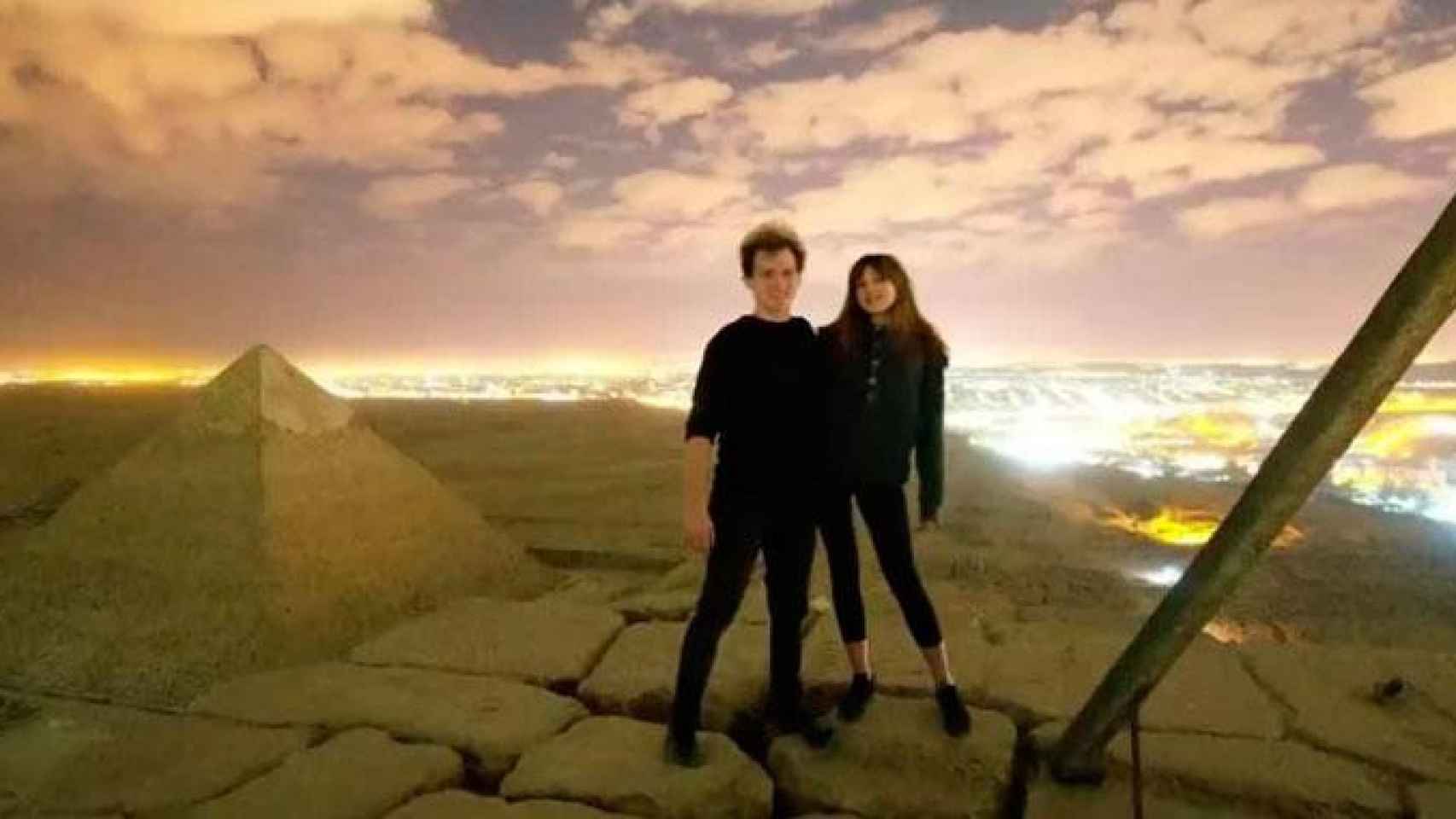 La pareja que se desnudó en la pirámide de Egipto / YOUTUBE