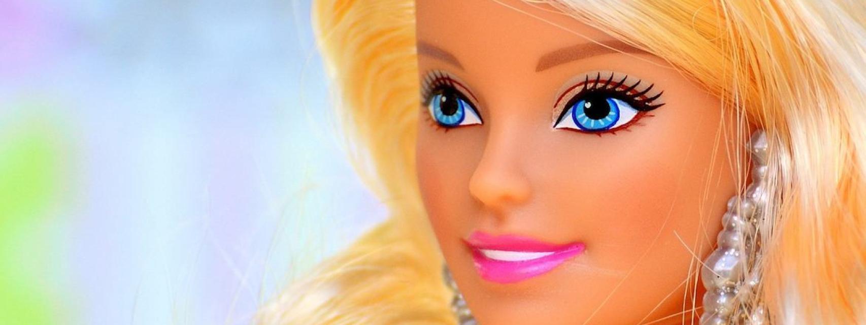 La muneca Barbie ya tiene un apellido