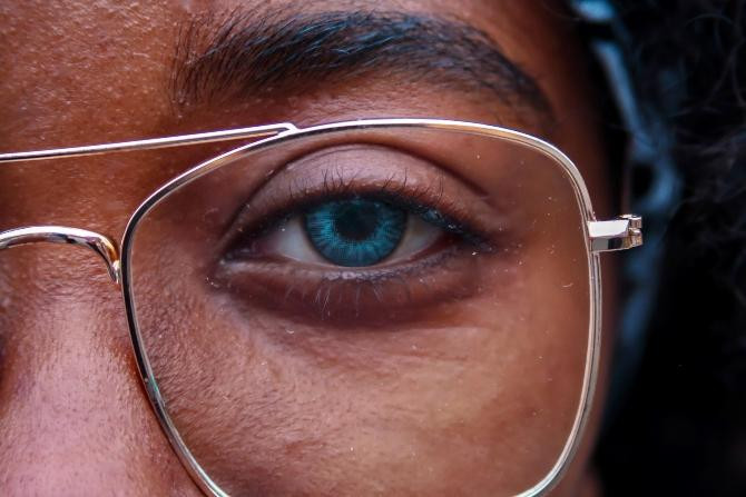 Joven usando gafas en lugar de lentillas / Melanie Kreutz en UNSPLASH