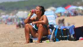 Marta López se relaja en las playas de Andalucía junto a uno de sus tres hijos / AGENCIAS