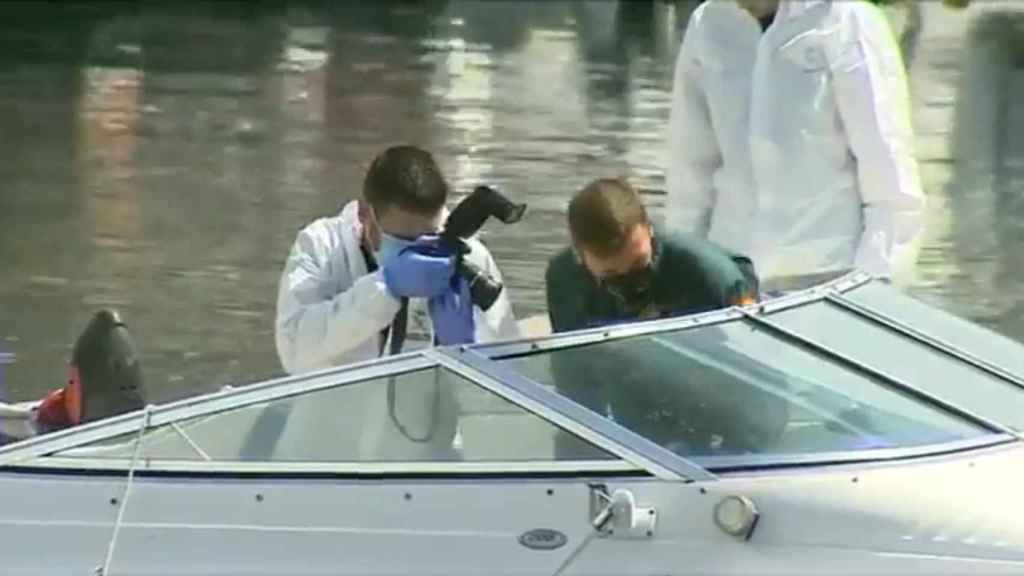 Agentes de la Guardia Civil inspeccionan el barco de Tomás Gimeno / EP