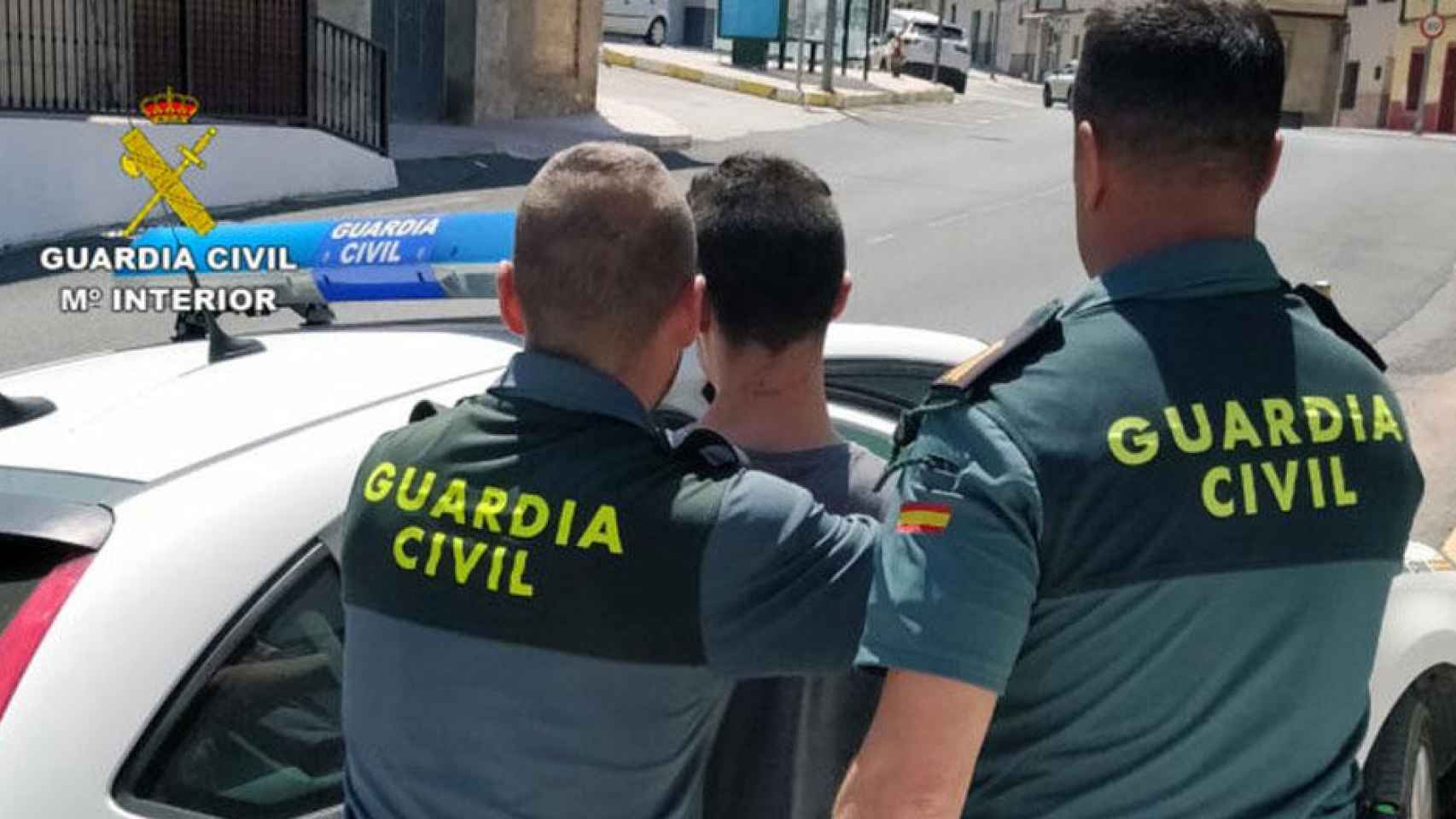 Una pareja de la Guardia Civil mientras detienen a un joven en una imagen de archivo / M. INTERIOR