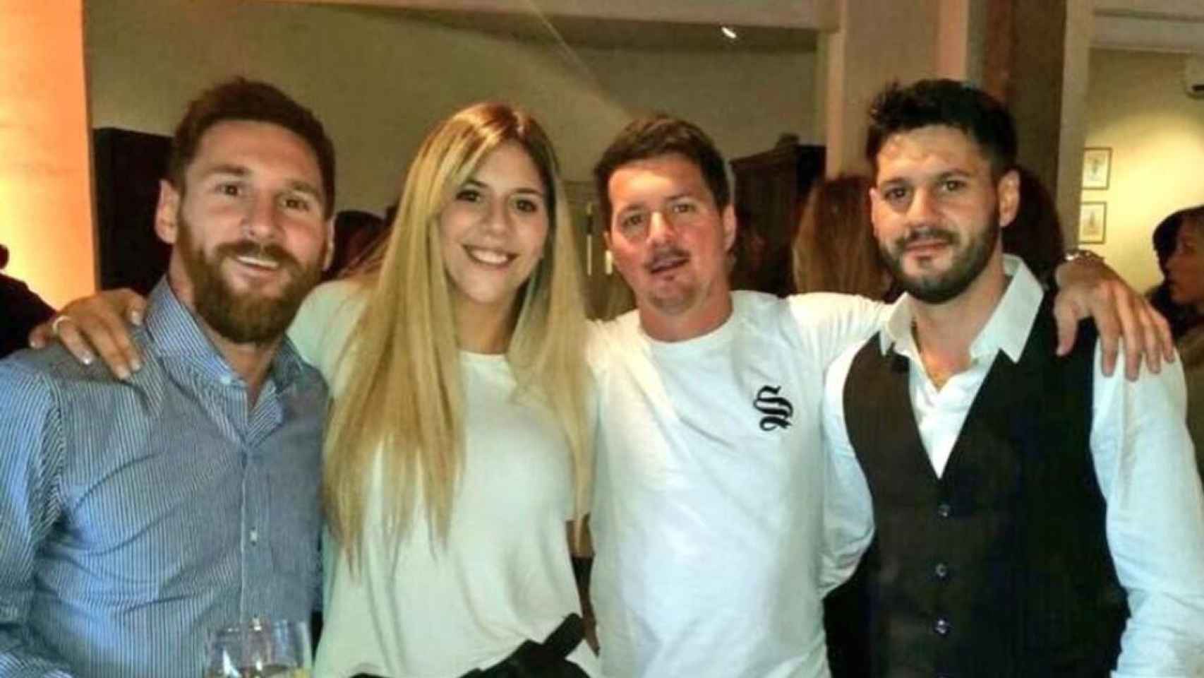 Leo Messi con sus tres hermanos en una celebración