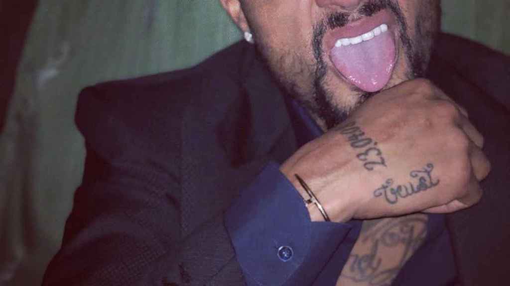 Boateng en una fiesta posa para la cámara sacando la lengua / INSTAGRAM