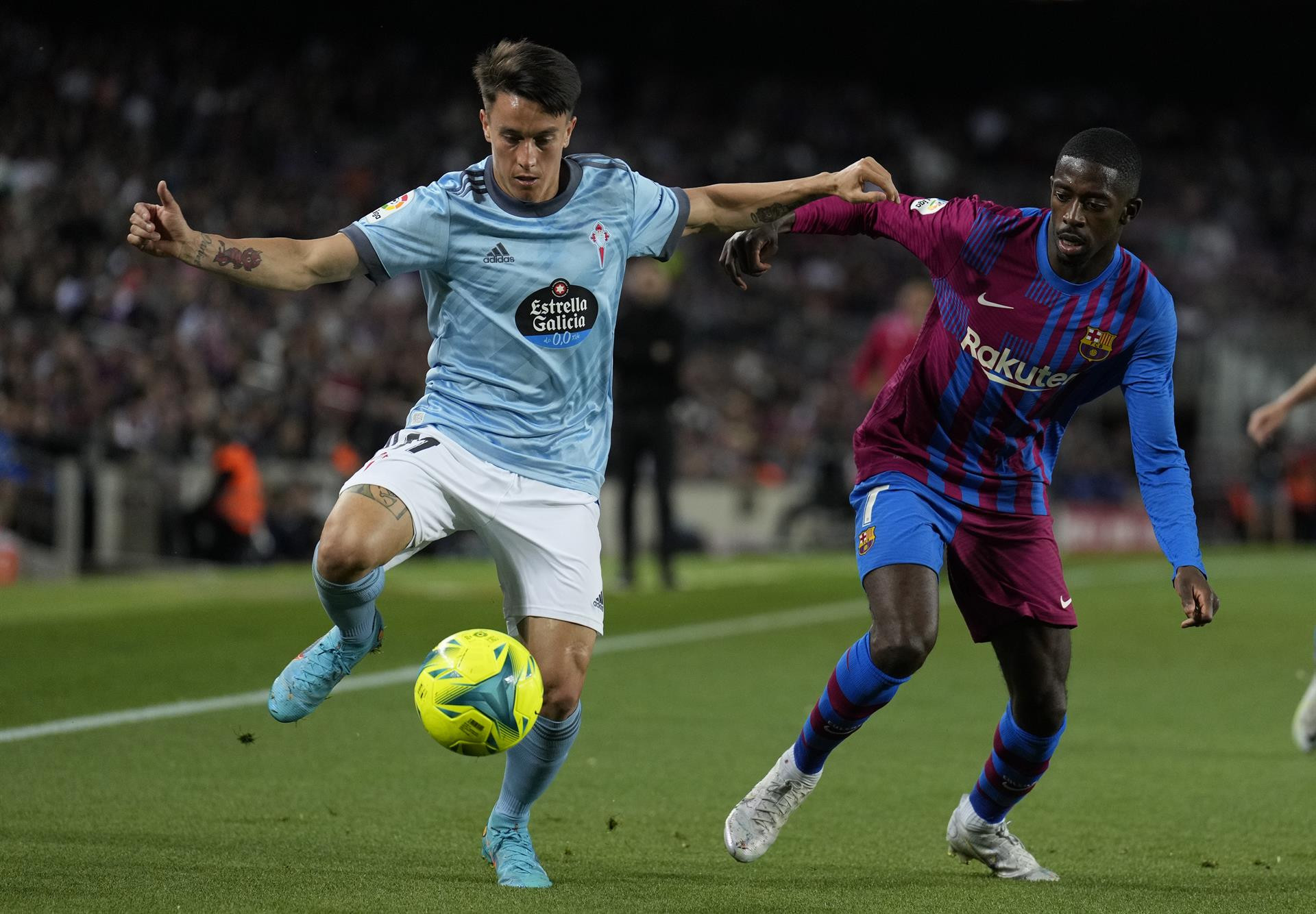 Dembelé pugna con Franco Cervi, del Celta. Si no renueva, el club contempla tres alternativas para sustituirle / EFE