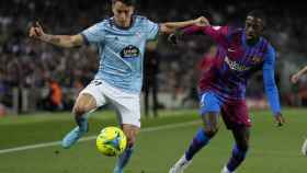 Dembelé pugna con Franco Cervi, del Celta. Si no renueva, el club contempla tres alternativas para sustituirle / EFE