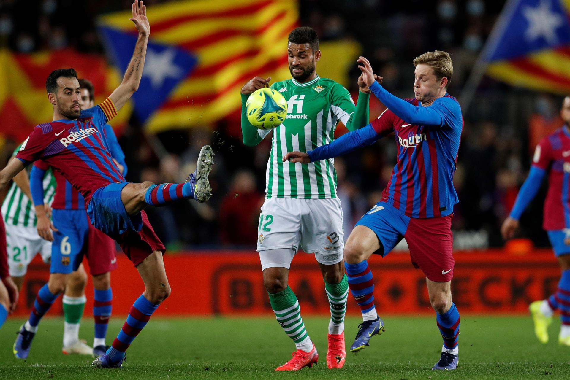 Busquets y De Jong naufragan contra el Betis; de fondo, una bandera independentista / EFE