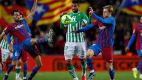 Busquets y De Jong naufragan contra el Betis; de fondo, una bandera independentista / EFE