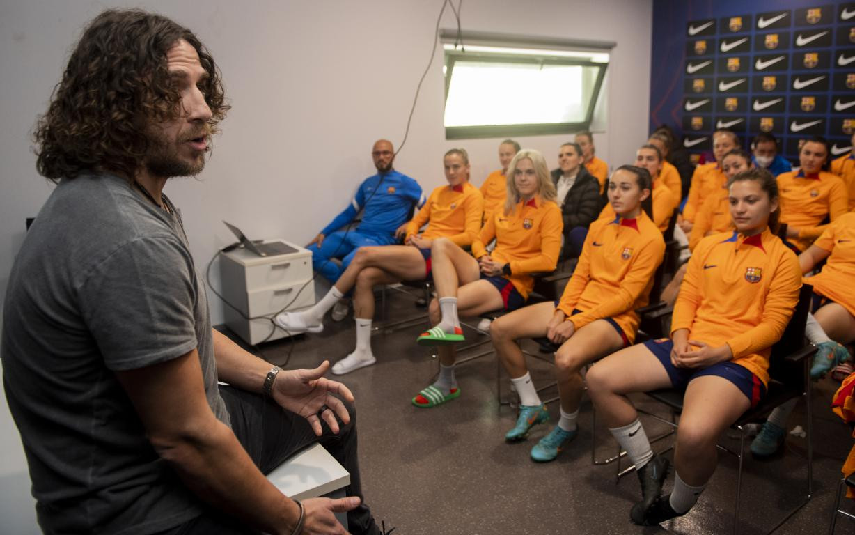 Carles Puyol, dando una charla al Barça Femenino / FCB