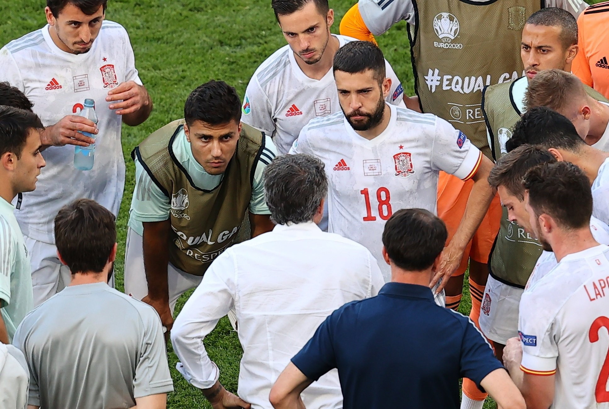 Luis Enrique da instrucciones a sus jugadores antes de la prórroga contra Croacia /  EFE