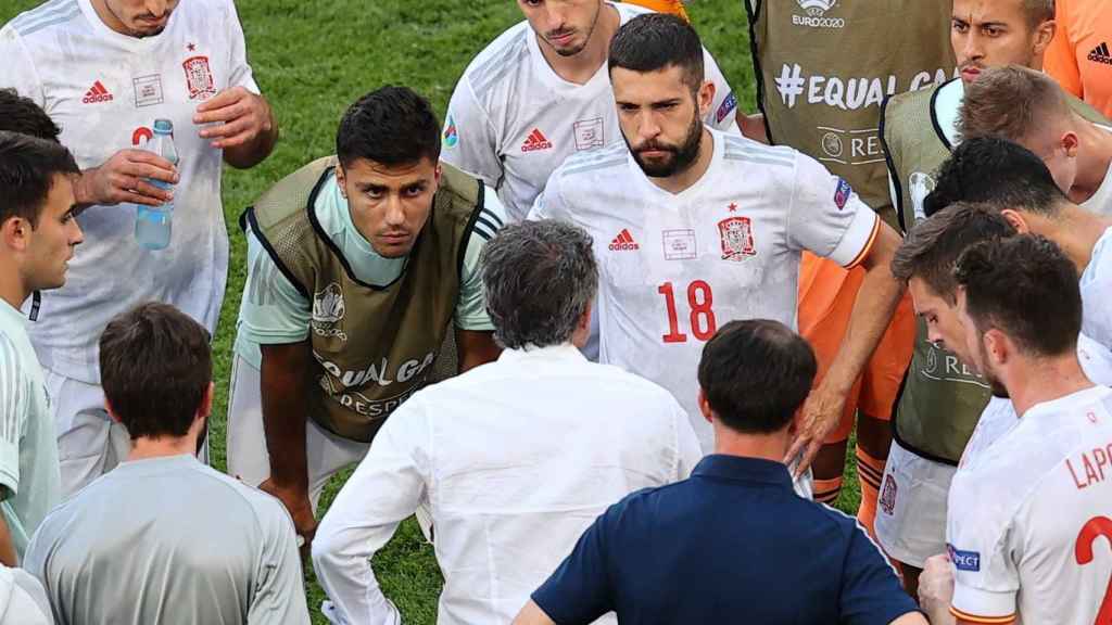 Luis Enrique da instrucciones a sus jugadores antes de la prórroga contra Croacia /  EFE