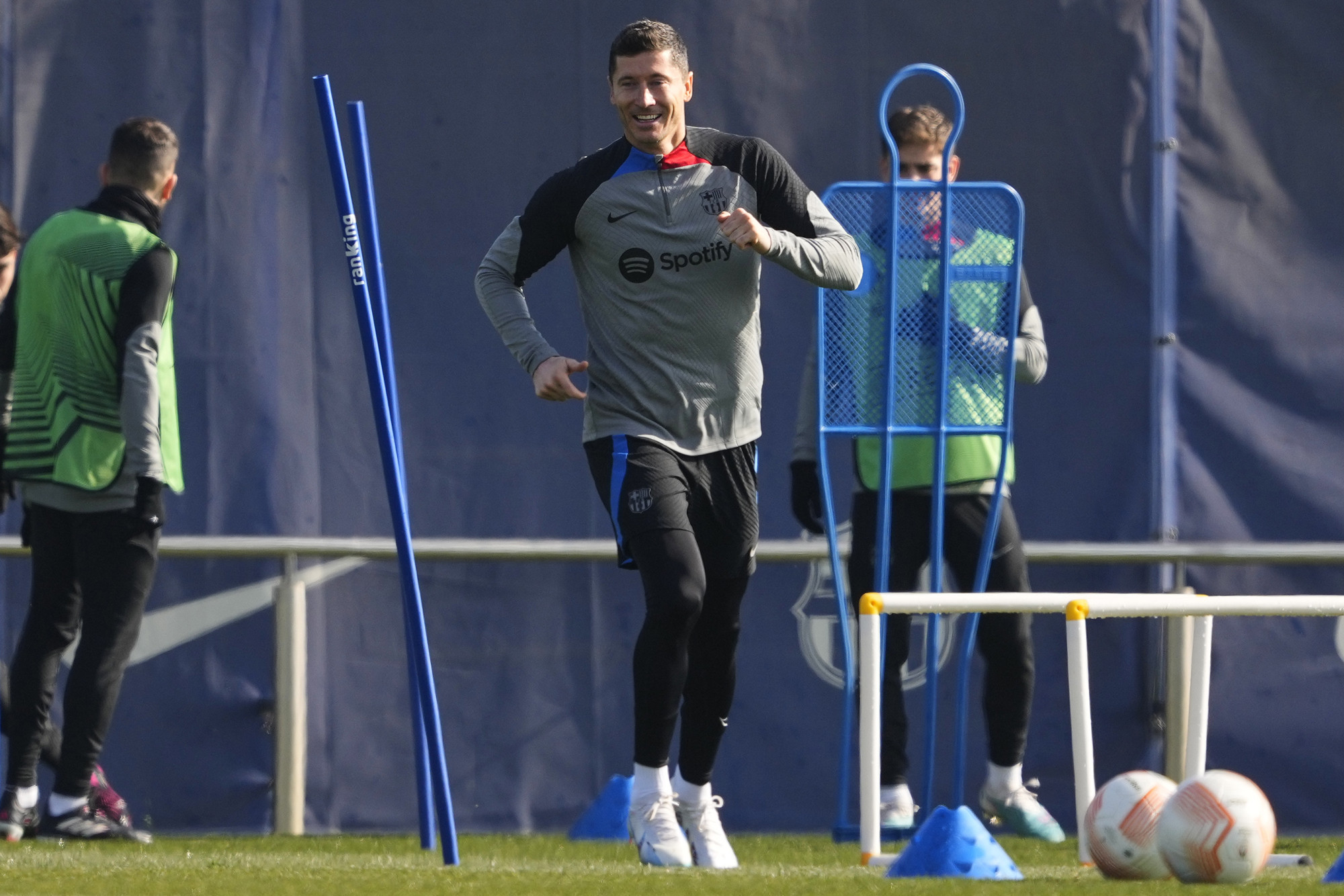 Lewandowski, sonriente durante un entrenamiento con el Barça / EFE