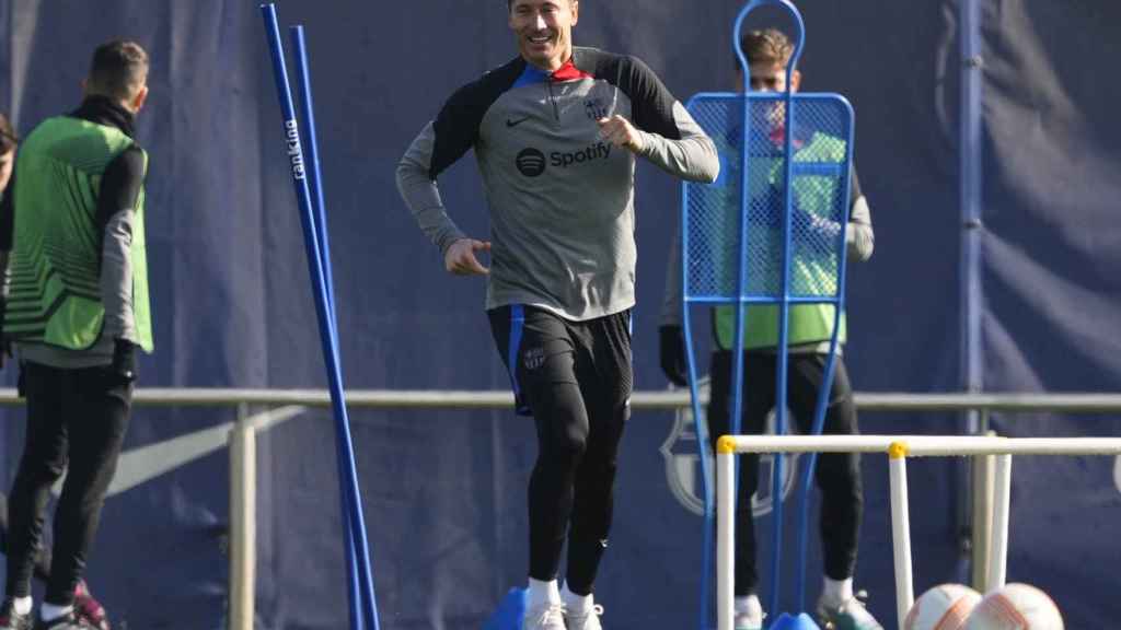 Lewandowski, sonriente durante un entrenamiento con el Barça / EFE