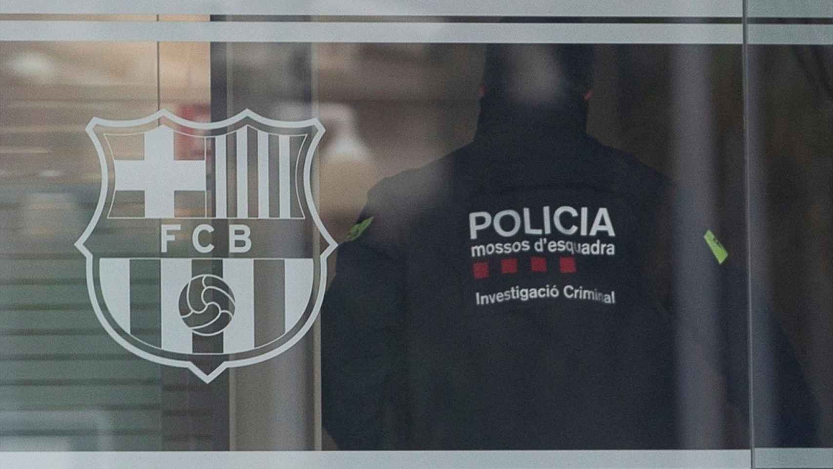 Los Mossos, en el registro en las oficinas del Camp Nou | EFE