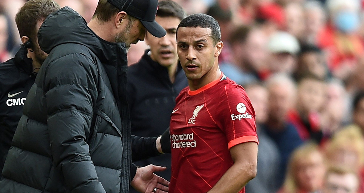 Klopp conversa con Thiago Alcántara, exjugador del Barça, en un partido del Liverpool / EFE