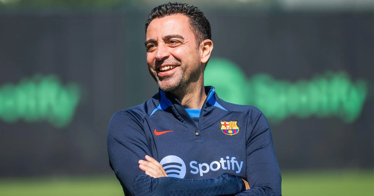 Xavi Hernández muestra su mejor sonrisa en el entrenamiento del Barça antes del parón / FCB