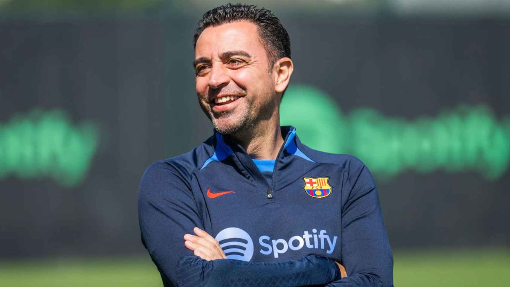 Xavi Hernández muestra su mejor sonrisa en el entrenamiento del Barça antes del parón / FCB