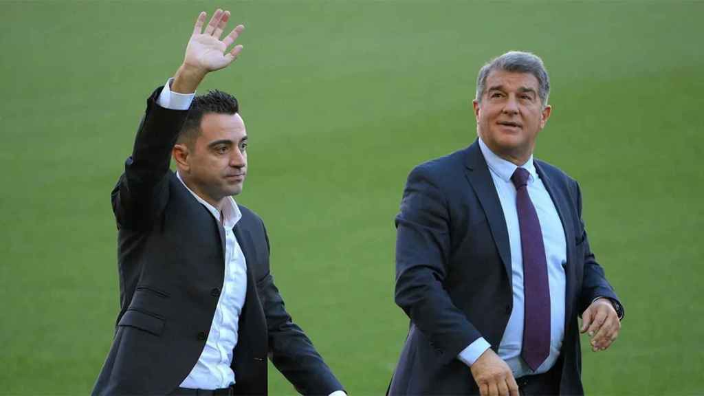 Laporta y Xavi, sobre el césped del Camp Nou / REDES