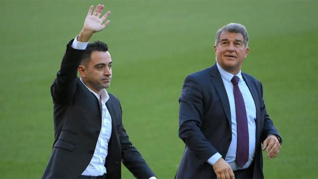 Laporta y Xavi, sobre el césped del Camp Nou / REDES