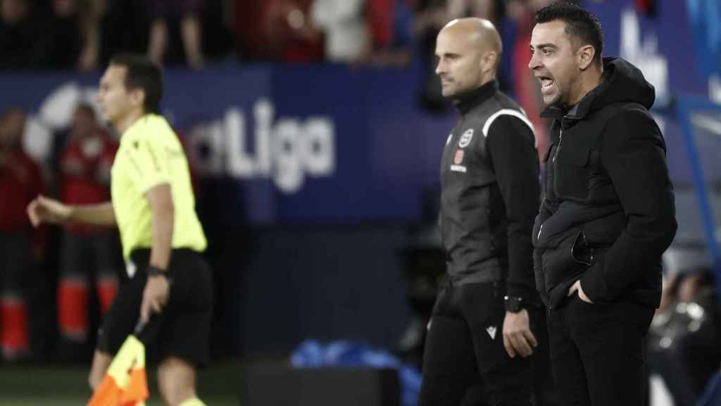 Xavi Hernández se desgañita la garganta ante el fatal arbitraje de Gil Manzano en el Sadar / EFE