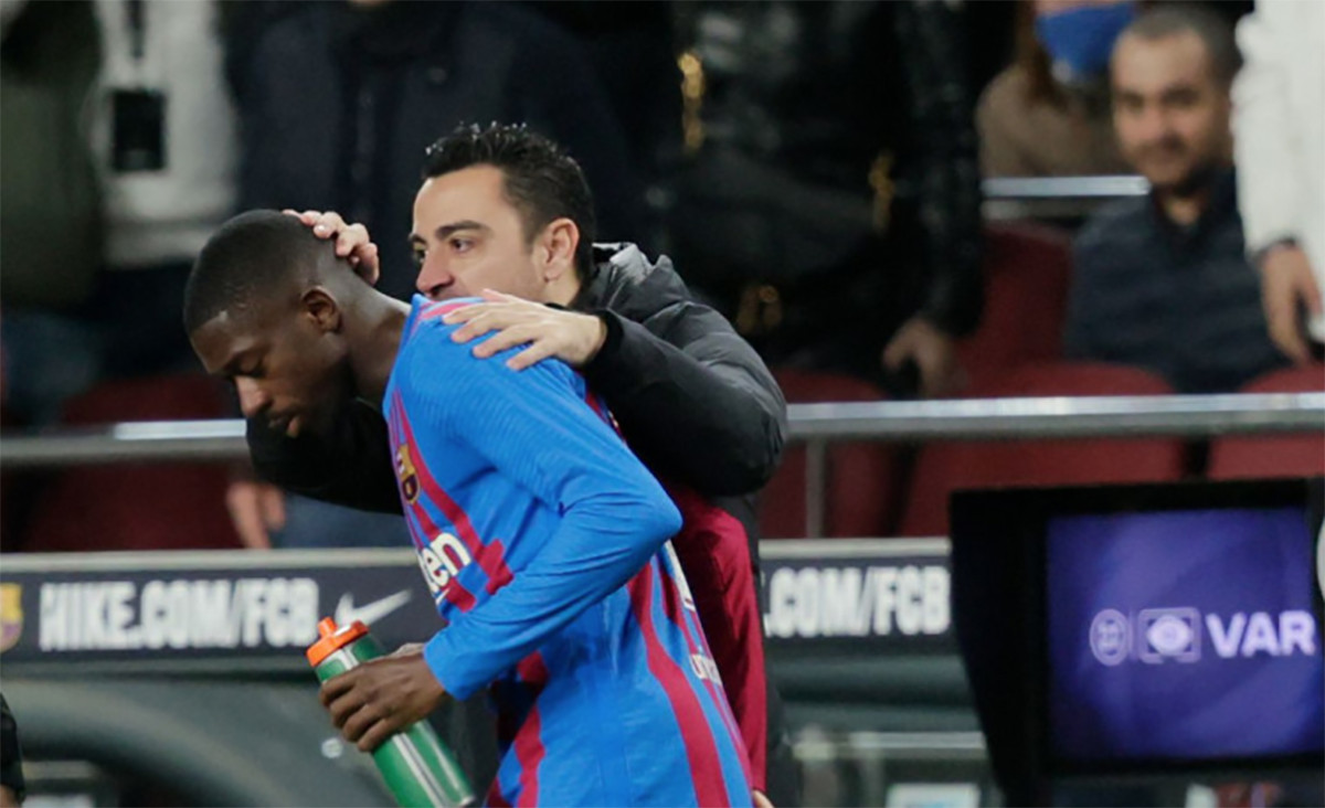 Xavi Hernández, animando a Dembelé, a un paso de renovar por el Barça, antes de salir a jugar / REDES