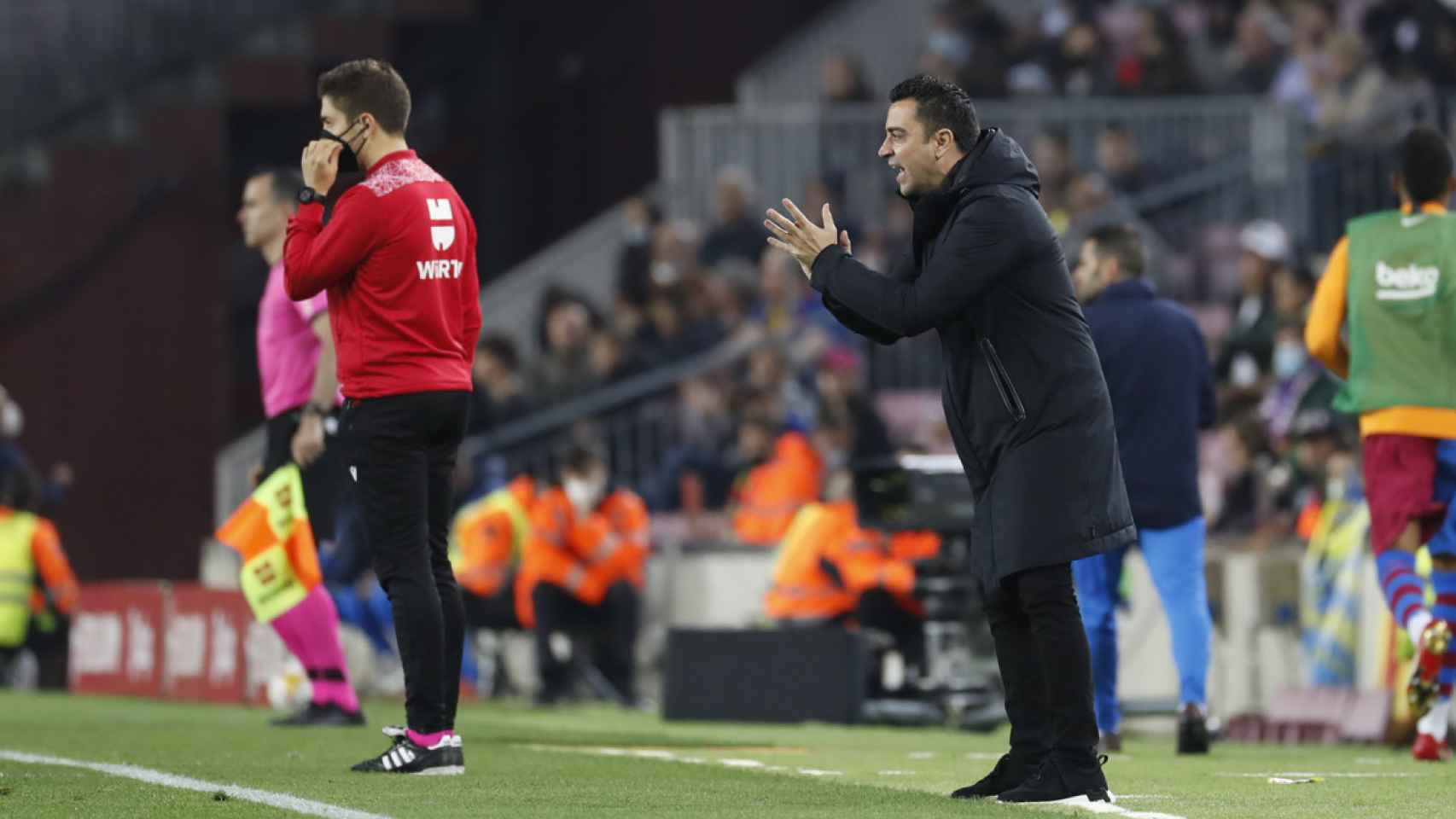 Xavi Hernández, dando indicaciones durante el Barça Cádiz / EFE