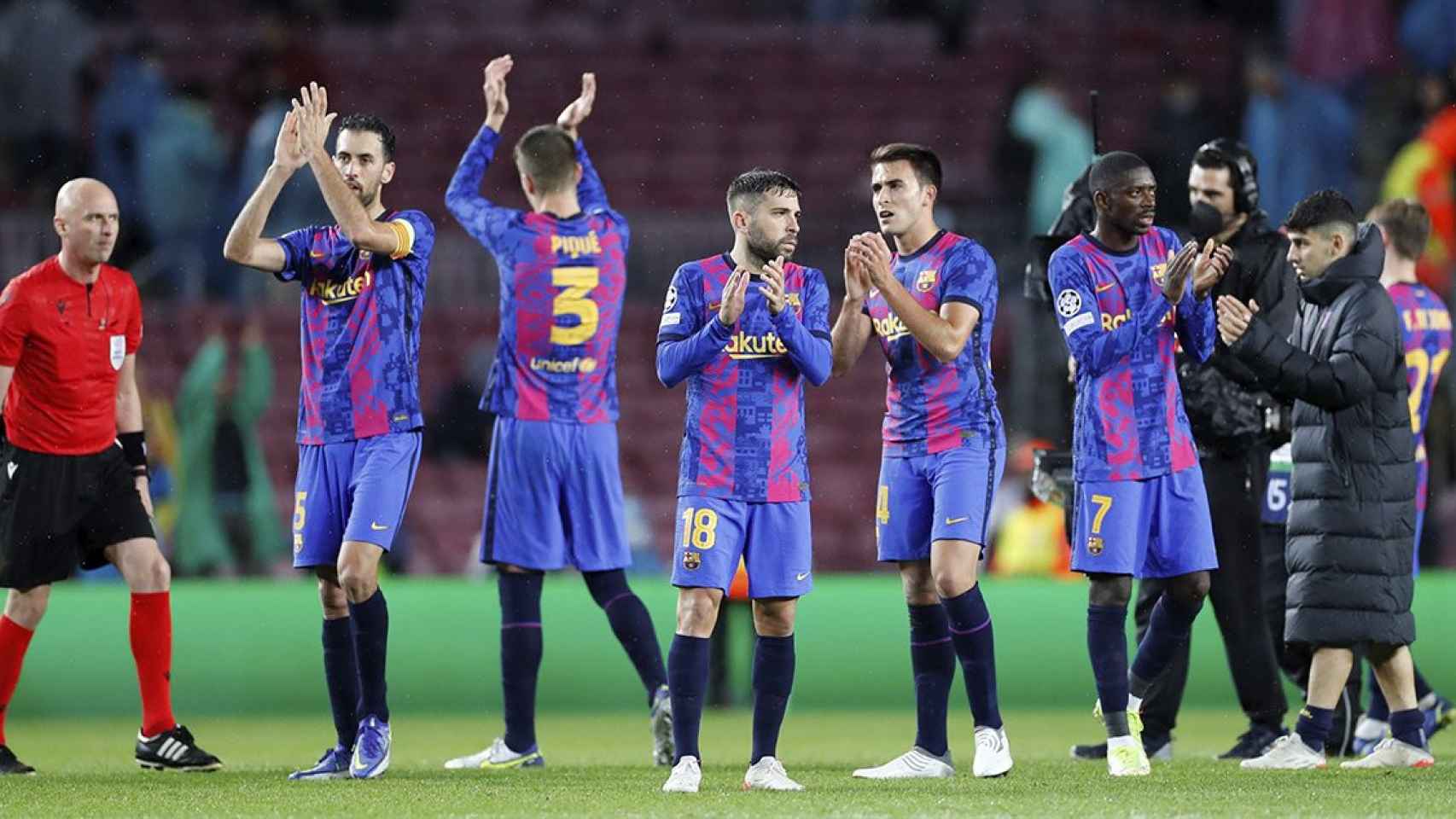 Los jugadores del Barça agradeciendo a los aficionados su presencia en el Camp Nou / EFE