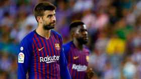 Piqué, con Umtiti de fondo en un partido del Barça / EFE