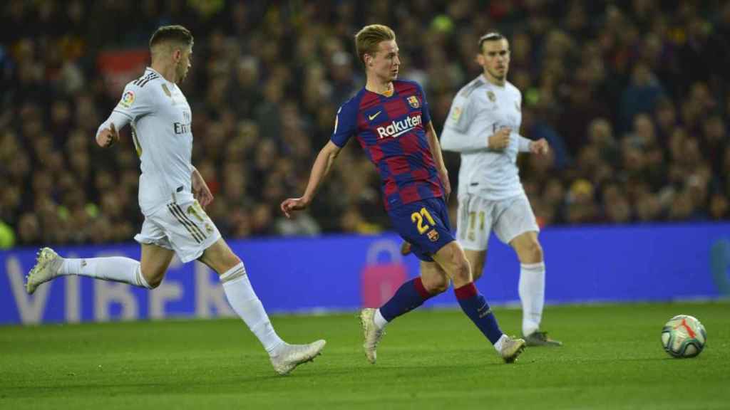 Frenkie de Jong jugando el partido de ida contra el Madrid / EFE