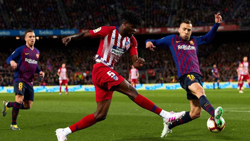 Jordi Alba disputa un balón con Thomas Partey / EFE