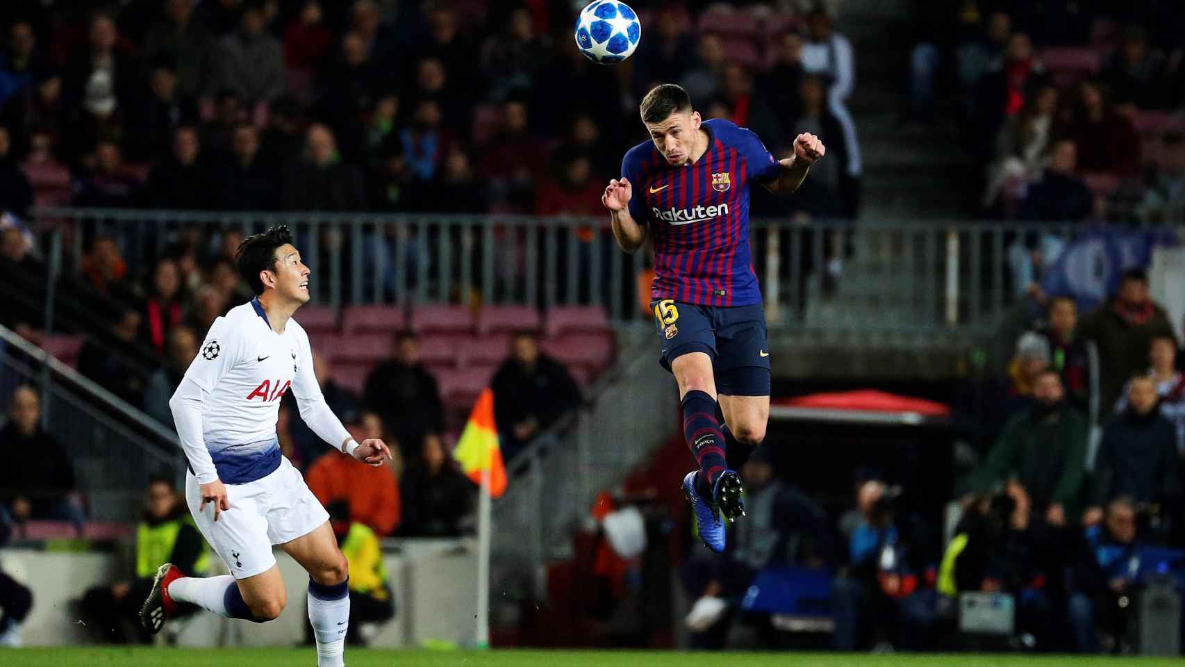 Clement Lenglet despeja un balón aéreo / EFE