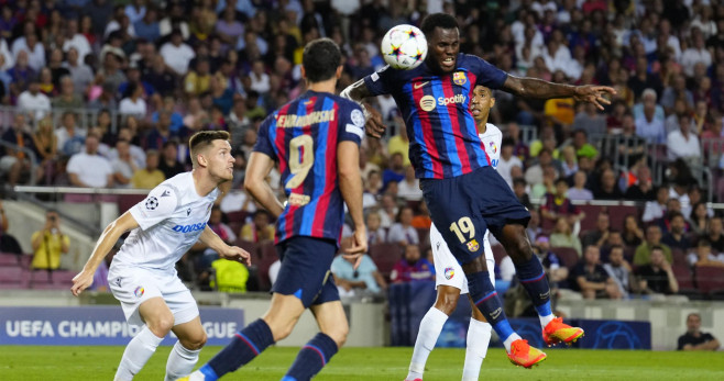 Kessié cabecea a gol un saque de esquina botado por Dembelé / FCB