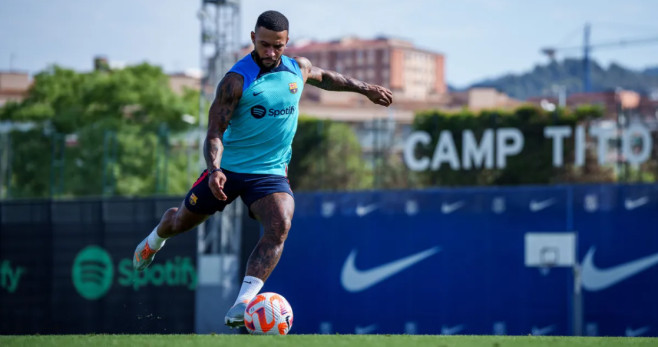 Memphis Depay, en el entrenamiento matinal del Barça FCB