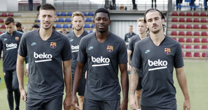 Una foto de clan francés --Lenglet, Griezmann y Dembelé-- durante un entrenamiento del Barça / FCB