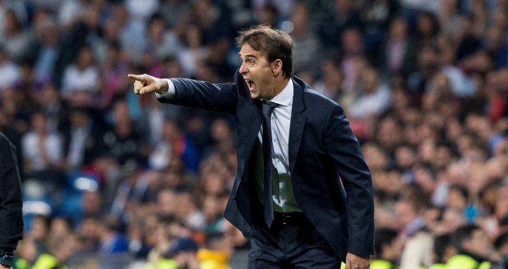 Julen Lopetegui da indicaciones a los jugadores del Real Madrid / EFE