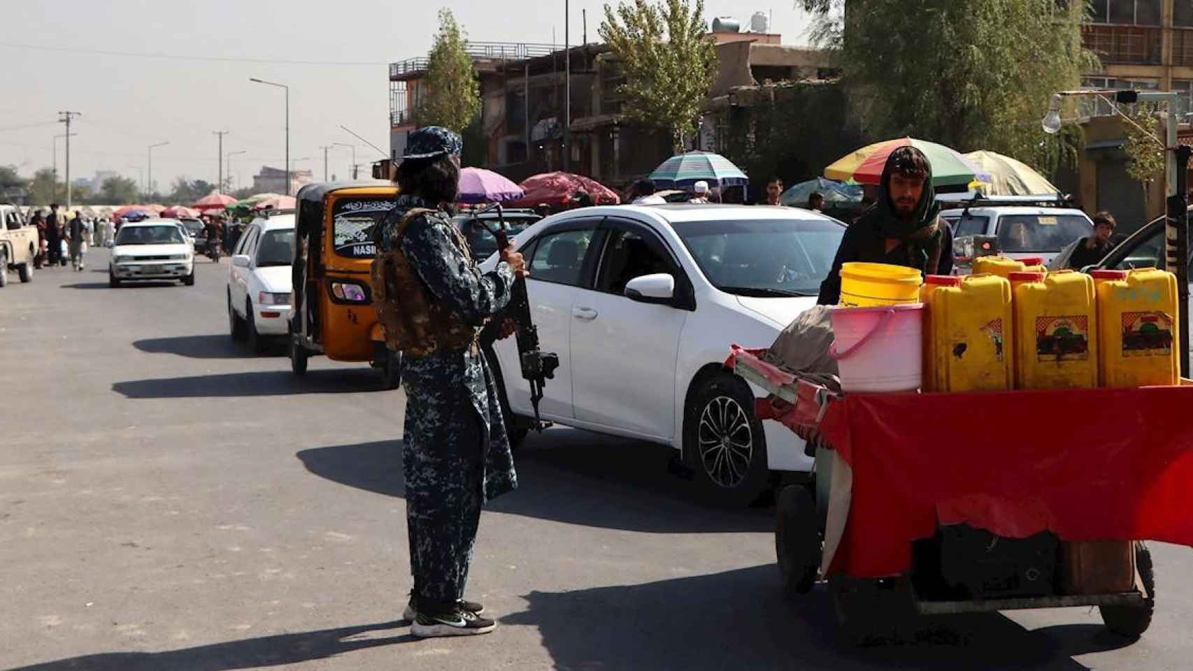 Un soldado talibán hace guardia en la capital de Afganistán, Kabul / EFE