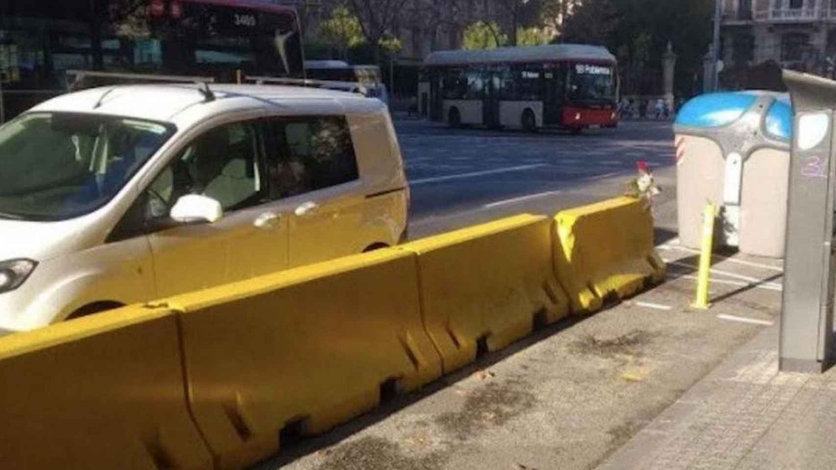 Lugar del accidente en el que un motorista impactó contra los bloques de hormigón de Balmes / METRÓPOLI ABIERTA