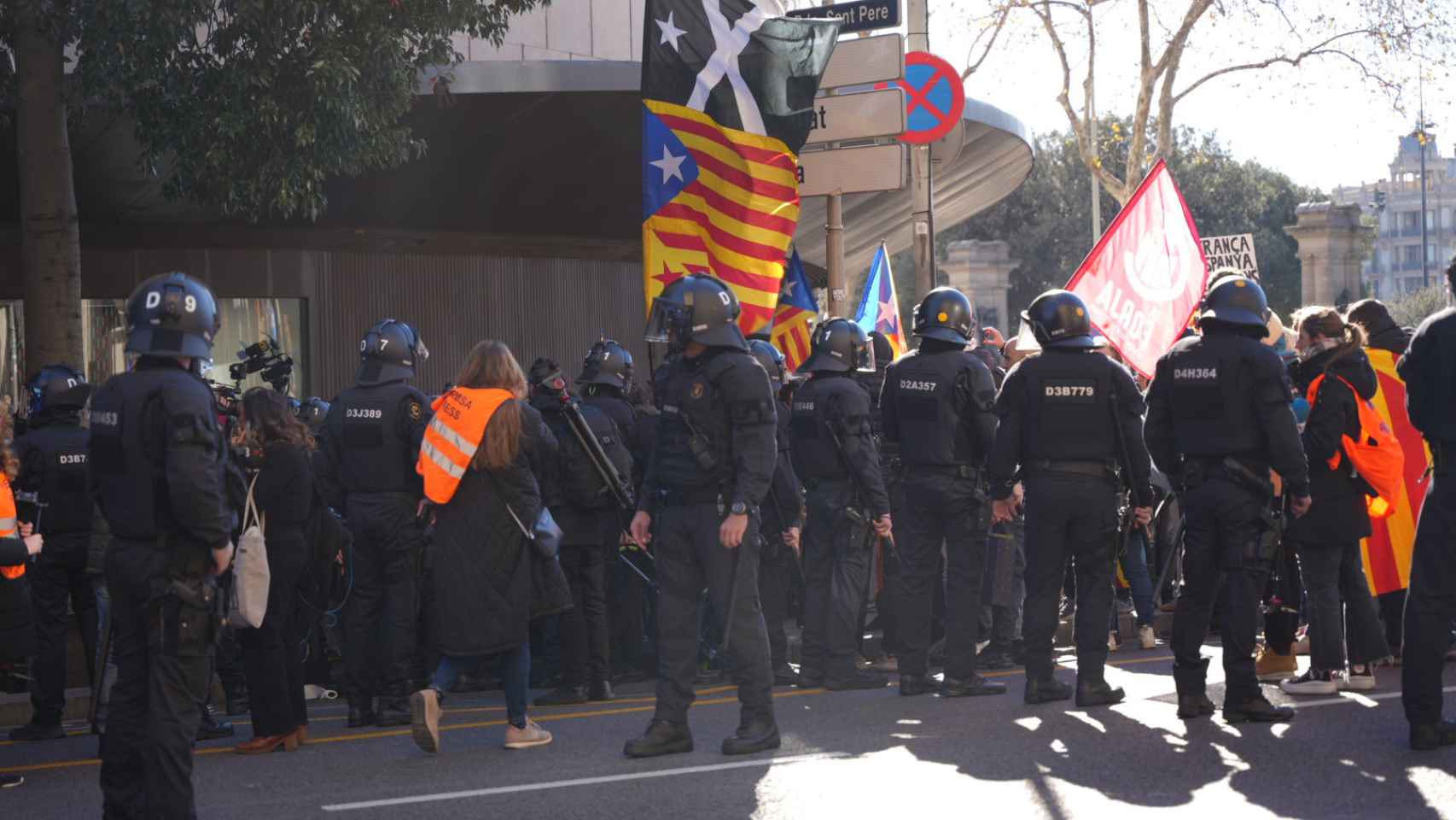 Manifestación independentista por la Cumbre Hispano Francesa en Plaza Cataluña / LUÍS MIGUEL AÑÓN (CG)