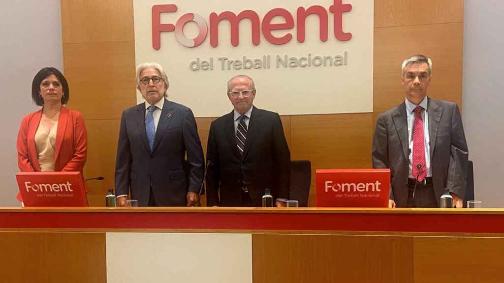 De izda a dcha: responsable de relaciones institucionales de Foment, Montse Surroca; presidente de Foment, Josep Sànchez Llibre; miembro de la comisión jurídica, Emilio Zegrí; presidente de la Asociación de Propietarios de Cataluña, Sergi Llagostera,  / CG