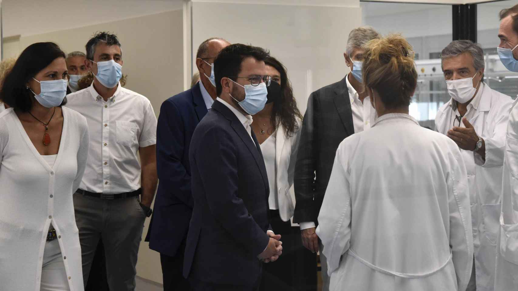 El presidente de la Generalitat de Cataluña, Pere Aragonès (c), y el consejero de Salud, Josep Maria Argimon (d), durante una visita institucional al Hospital de Sant Joan Despí Moisès Broggi / DAVID OLLER - EUROPA PRESS