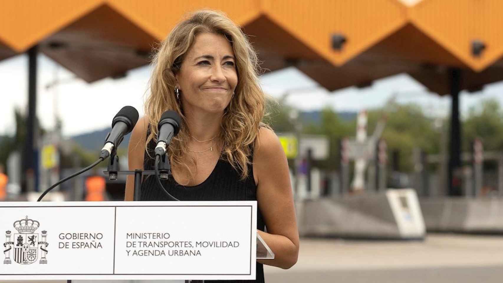 Raquel Sánchez, ministra de Transportes, ante el peaje de La Roca / EFE