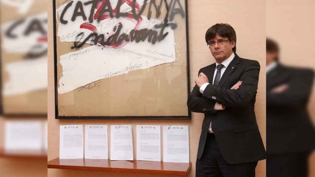 Puigdemont, posando ante cinco resoluciones del Tribunal Constitucionalidad advirtiéndole de la ilegalidad del referéndum del 1-O antes de su celebración / TWITTER