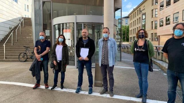 Vecinos de la plataforma 'Som veïns i veïnes del Centre Històric de Lleida' en el edificio judicial de Lleida / EP