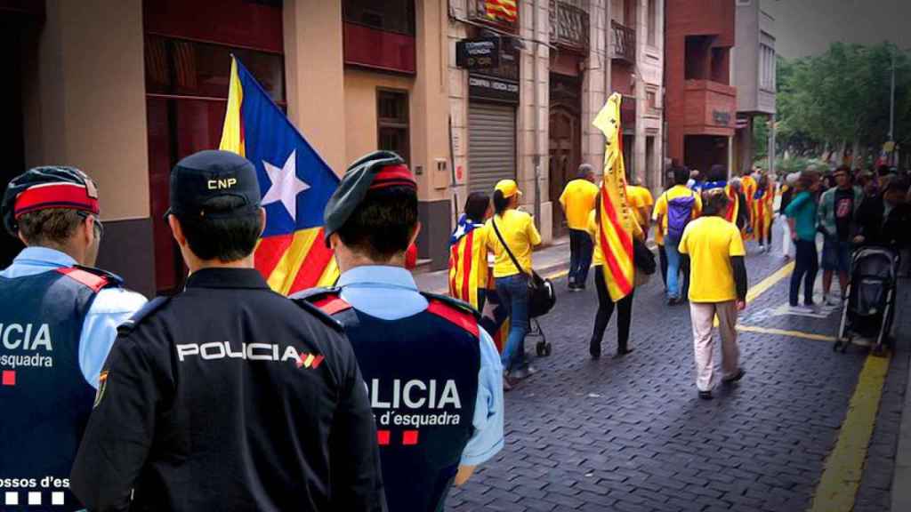 Mossos d'Esquadra y Policía Nacional en una manifestación a favor de la independencia / FOTOMONTAJE DE CG