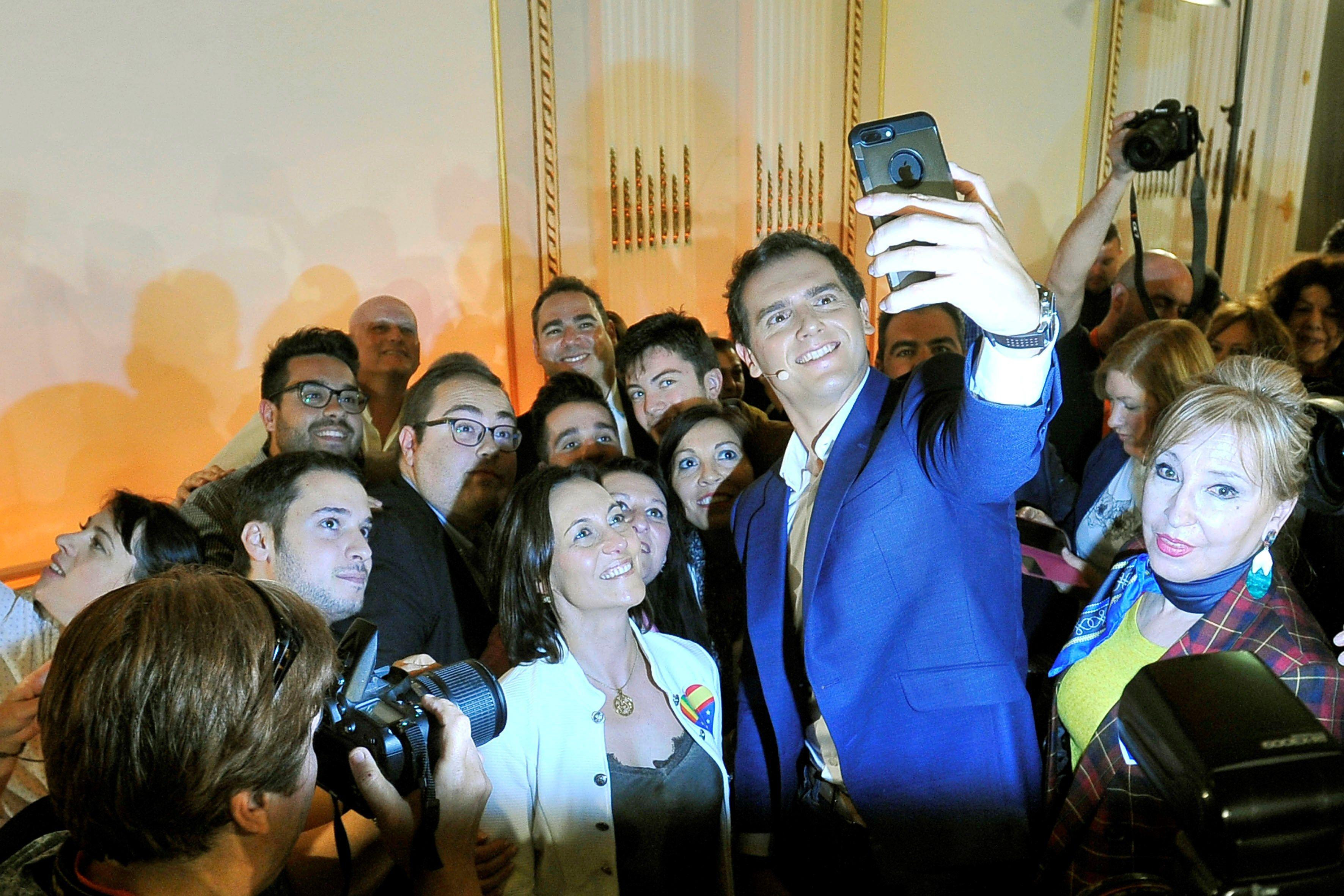 El presidente de Ciudadanos, Albert Rivera, se fotografía con un grupo de simpatizantes en Albacete / EFE