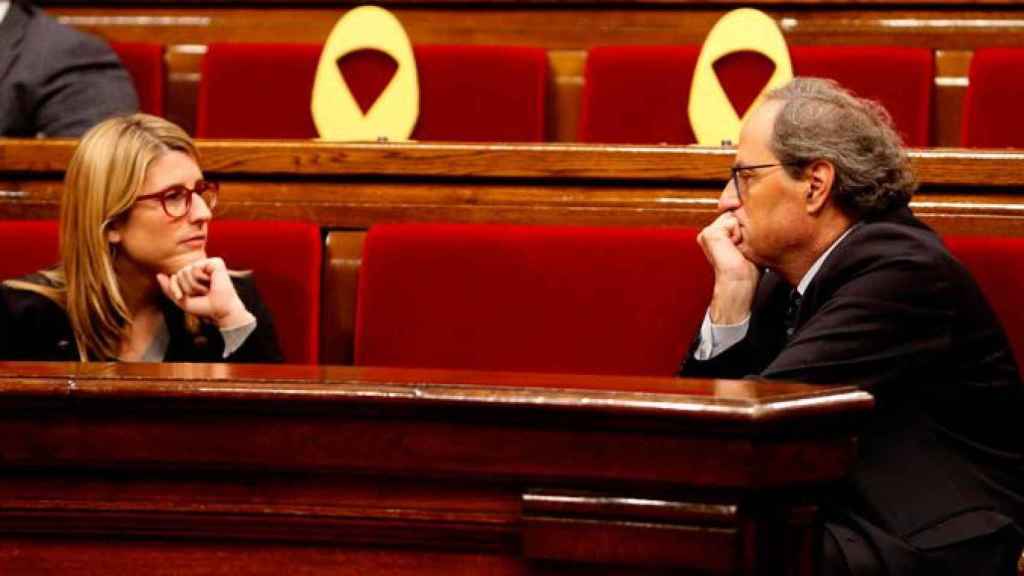 Quim Torra (d), presidente de la Generalitat de Cataluña, habla con Elsa Artadi, consejera de Presidencia / EFE