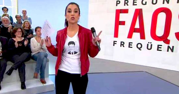 Laura Rosel, presentadora del polémico programa de TV3 FAQS, con la camiseta con la cara de Carles Puigdemont / TV3