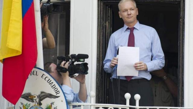 Julian Assange en la Embajada de Ecuador en julio de 2012