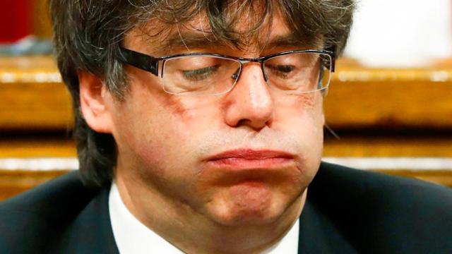 Carles Puigdemont con un gesto de agobio en el Parlament / EFE